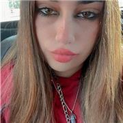 Profesora de ciencias dicta clases a niños de todas las edades